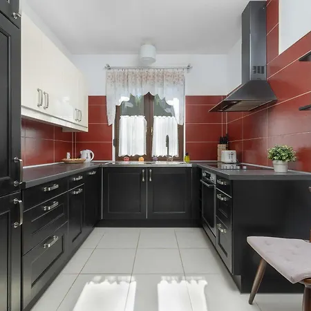 Amber House With A Garden And Terrace In By Renters بيت للعطل