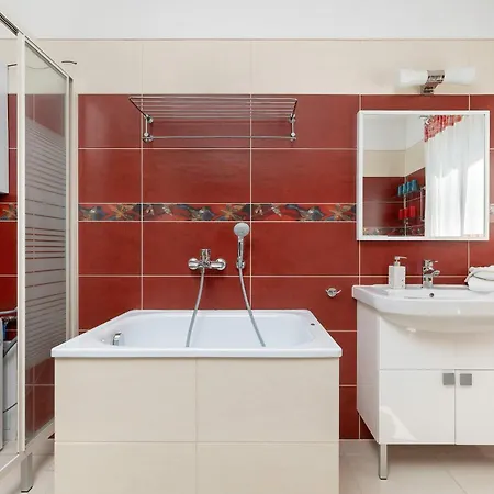 Amber House With A Garden And Terrace In By Renters بيت للعطل ريوزينو