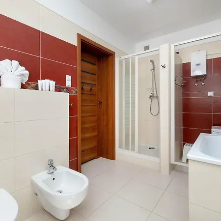 Amber House With A Garden And Terrace In By Renters بيت للعطل